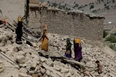 Do odlehlých oblastí míří pomoc. Zemětřesení zabilo na dvanáct set Afghánců
