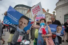 Poláci hlasují v odložených prezidentských volbách. Účast je zatím vysoká