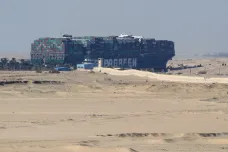Bagry narazily na skálu pod lodí v Suezu. Sísí chce připravit vyložení části kontejnerů