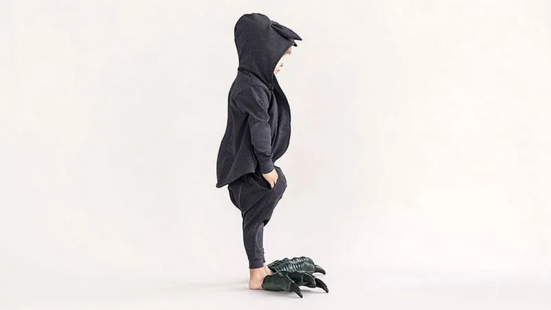 Střihově a graficky osobitá kolekce dětského oblečení a doplňků od módní návrhářky Hany Zárubové a grafické designérky Martiny Černé.