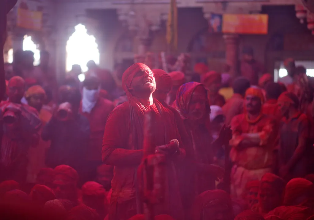 Oslava hinduistického svátku barev Hólí v indickém městě Barsana