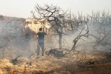 Situace na hořícím Rhodosu je velmi vážná, řekl velvyslanec. Evakuují se tisíce turistů