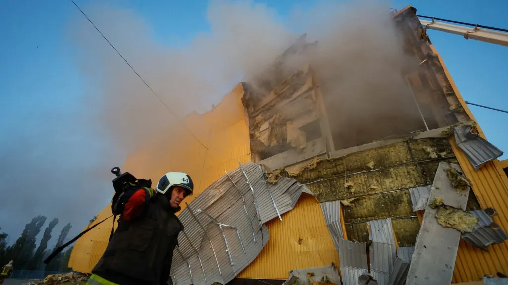 Hasiči likvidují následky dronového útoku na továrnu na tabák v Kyjevě