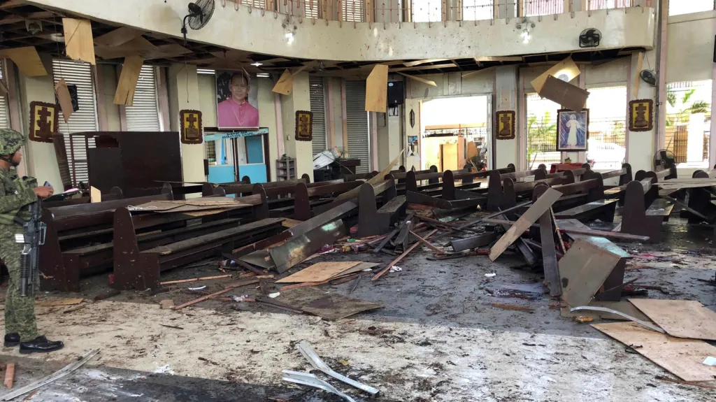 Následky útoku na katolický kostel na Filipínách