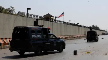 Policejní auta před americkým konzulátem v Karáčí