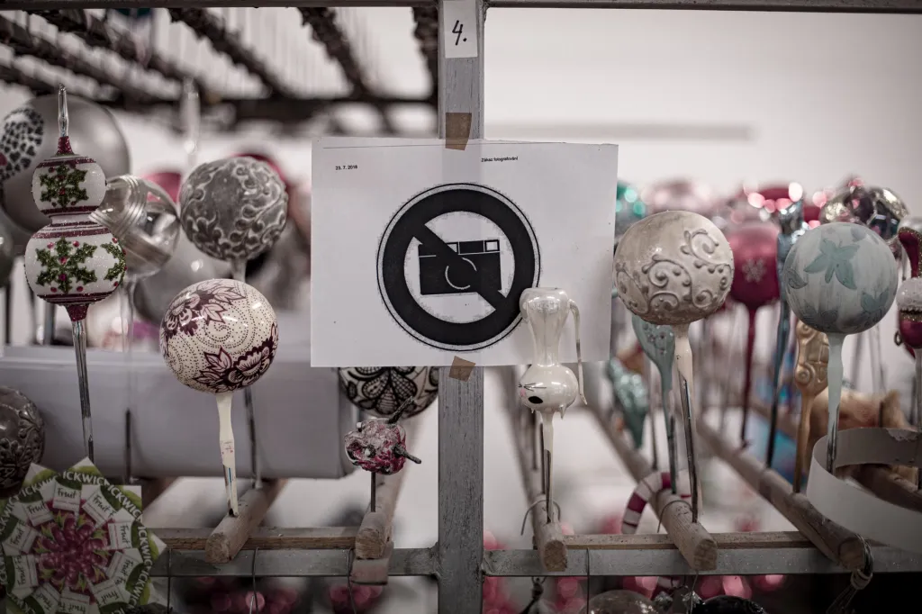 V místnosti se za normálních okolností nesmí fotografovat. Některé postupy jsou střeženy, protože jde o výrobní tajemství