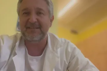 Zatím není důvod k obavám, covid ale umí překvapit, říká Smejkal. Rizikové skupiny vyzývá k očkování