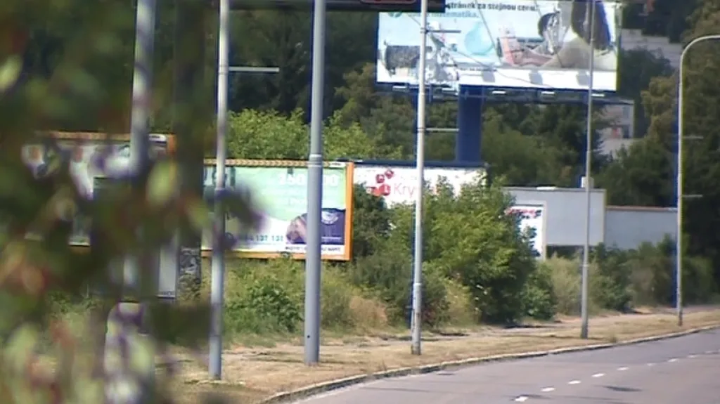 Podle policie je většina billboardů nelegálních nebo špatně umístěných