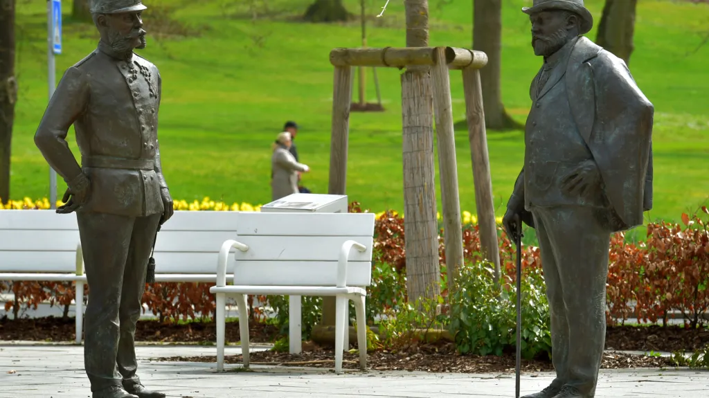 Bílé lavičky v Mariánských Lázních