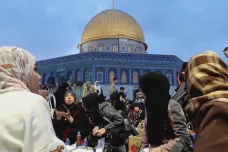 Jednou za třicet let se setkají v Jeruzalémě. Věřící naráz slaví Ramadán, Pesach i Velikonoce, svátky doprovází napětí
