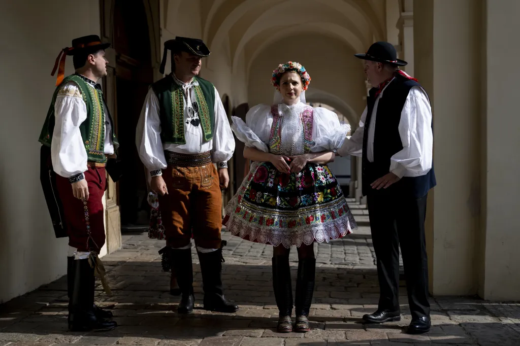Poslanci oblékli lidové kroje