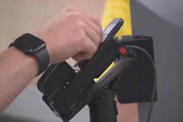 Češi stále více platí kartou. Některá místa přesto odmítají používat terminály