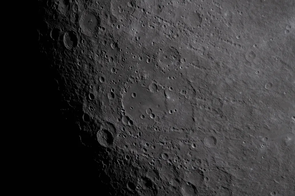 Na snímku je vidět Hertzsprungova pánev s charakteristickými dvěma soustřednými horskými prstenci, které odhalují rozměry této prastaré impaktní struktury. V levém dolním rohu vyniká kráter Vavilov, který lze poznat podle centrálního vrcholu – právě tento útvar posádka mise Artemis II během průletu kolem Měsíce často popisovala