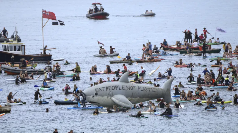 Lidé protestovali také na moři u pláže Gyllyngvase ve městě Falmouth