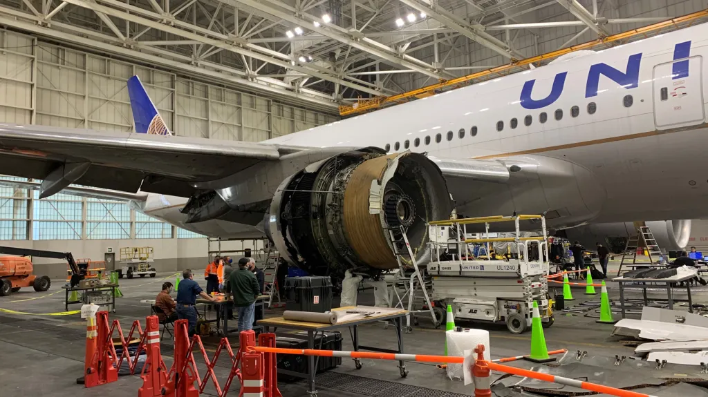 Ohořelý motor Boeingu 777-200, který selhal v Denveru