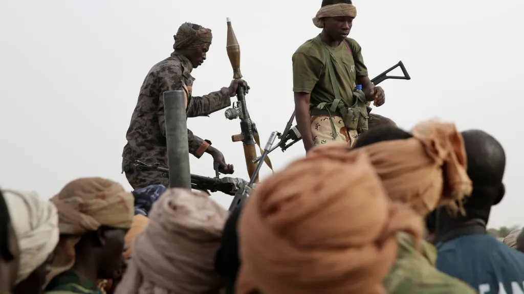 Čadští vojáci zabavují v Damasaku zbraně bojovníků Boko Haram