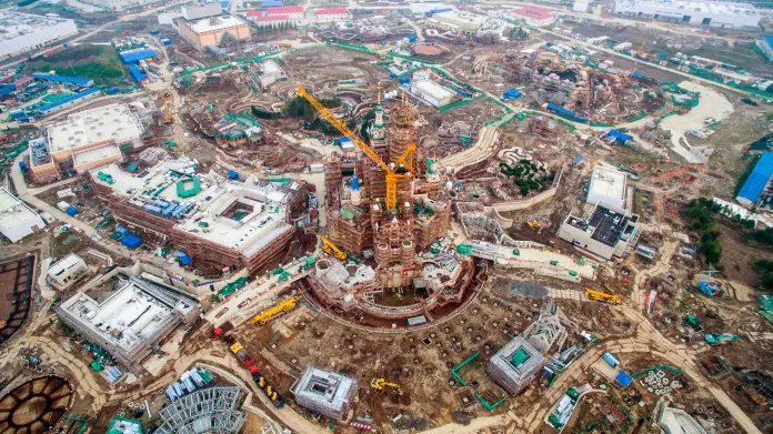 Stavba Disneylandu v Šanghaji (rok 2015)