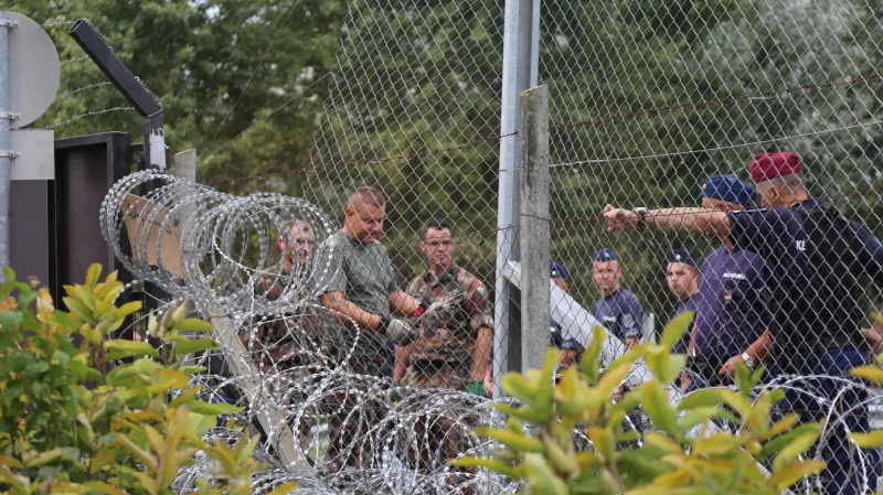 Policisté opravují poničený plot