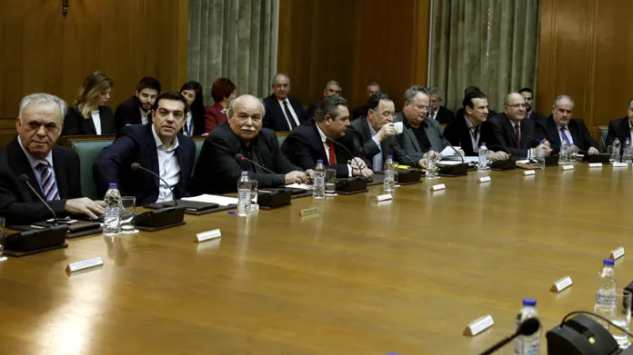 Alexis Tsipras (druhý zleva) na prvním zasedání svého kabinetu