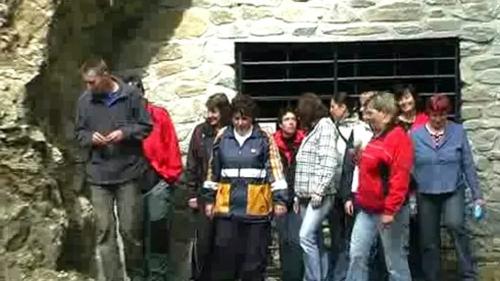 Poběžovičtí žáci před důlní štolou