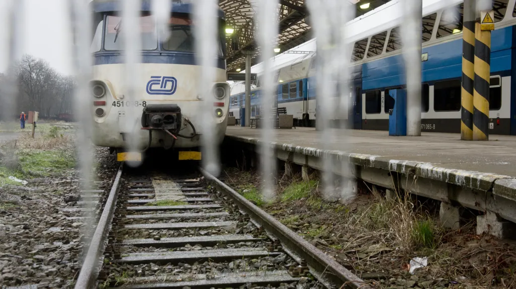 Ledovka zastavila železniční dopravu