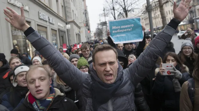 Alexej Navalnyj v čele davu vlastních příznivců