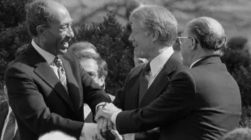 Anvar Sadat, Jimmy Carter a Menachem Begin