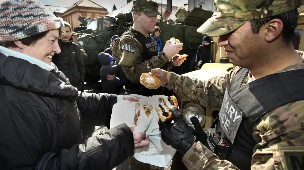 Americký konvoj v Praze vítaly stovky lidí