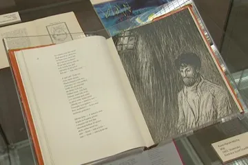 Výstava Dvě století české kultury s Máchou představuje více než třicet verzí Máje