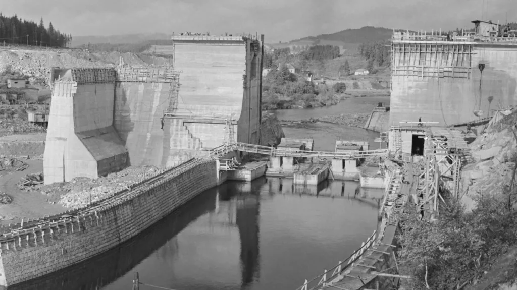 Lipno, stavba přehrady, 1956