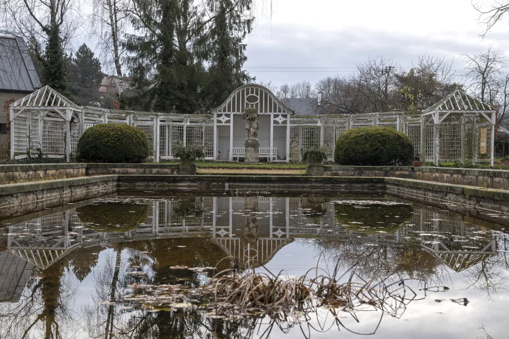 Stavba byla postavena dle projektu architekta Otakara Novotného. Na založení zahrady se podílel architekt Josef Kumpán. V roce 1948 byla budova zkonfiskována a následně do ní tehdejší režim přestěhoval krajskou politickou školu. Události kolem sametové revoluce umožnily návrat vily původním majitelům. V roce 2010 se v areálu natáčel film Odcházení, řežijní filmová prvotina Václava Havla