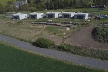 Úředník sám sobě povolil černé stavby. Teď je chce legalizovat
