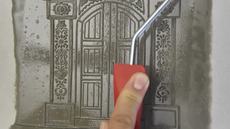 Brněnští umělci spojili techniku linorytu s betonem
