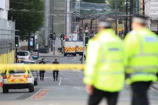 „Celý národ je šokován,“ uvedla Alžběta II. Útok v Manchesteru odsuzují politici i umělci