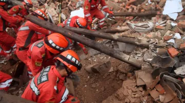Záchranáři prohlížejí trosky po zemětřesení v Číně