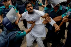 Při protestech v Bangladéši zemřelo přes sto lidí. Vláda nasadila armádu