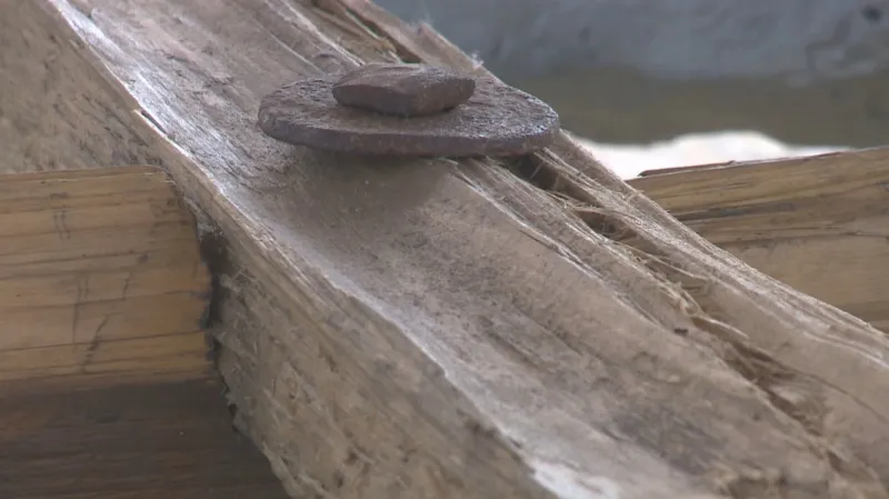 Kříž pro papeže vytvořený z krovů kostela v Moravské Nové Vsi