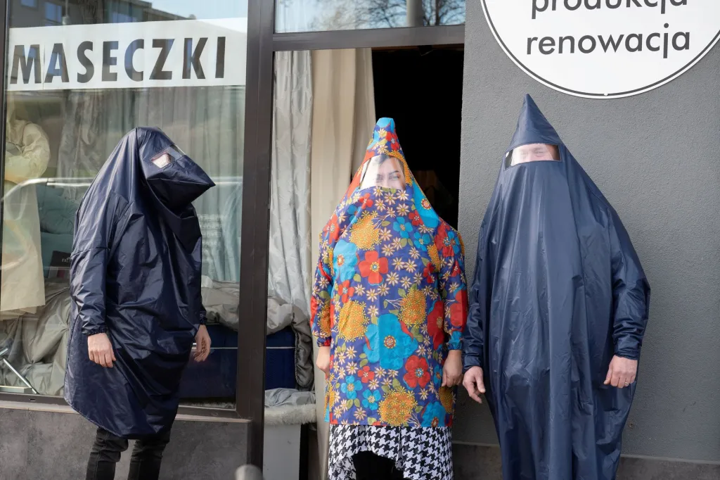 V polské Gdyni si skupina osob vytvořila trochu bizarní koronavirové obleky
