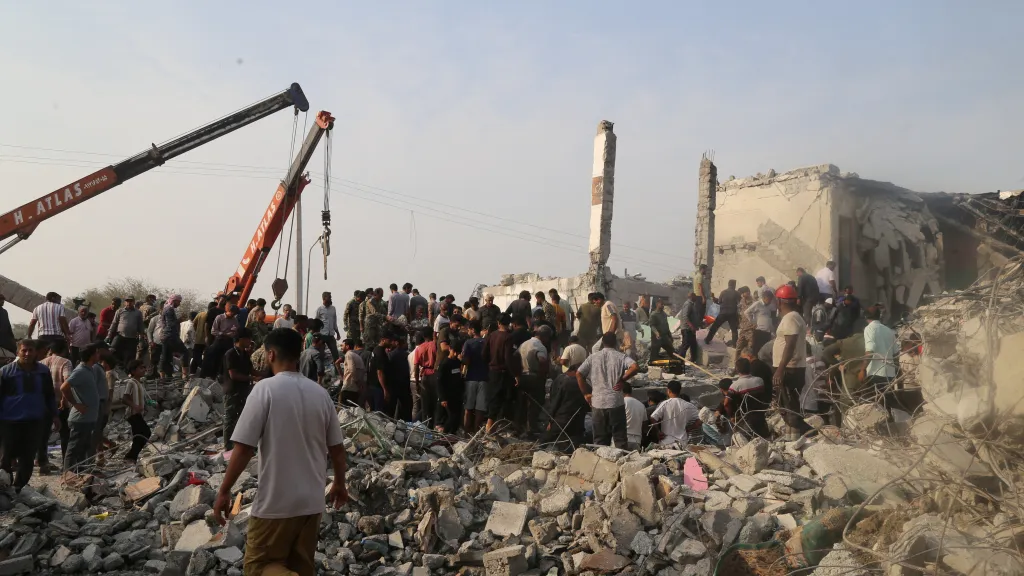 Následky útoku na dívčí školu v íránském městě Mináb, snímek z 28. prosince