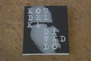 Zachytil dobu, kdy v Praze „žil divadelní bůh“. Fotograf Koudelka pokřtil publikaci Divadlo