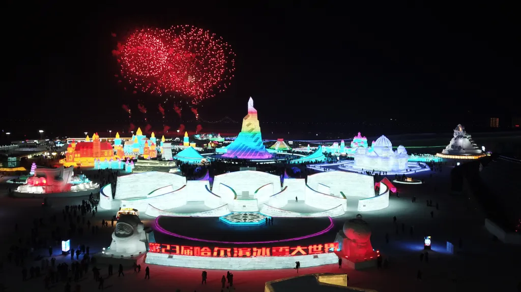 Ohňostroj nad místem ledového festivalu v čínském Harbinu