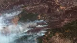 Satelitní snímek spáleného území a ohňů na Korfu