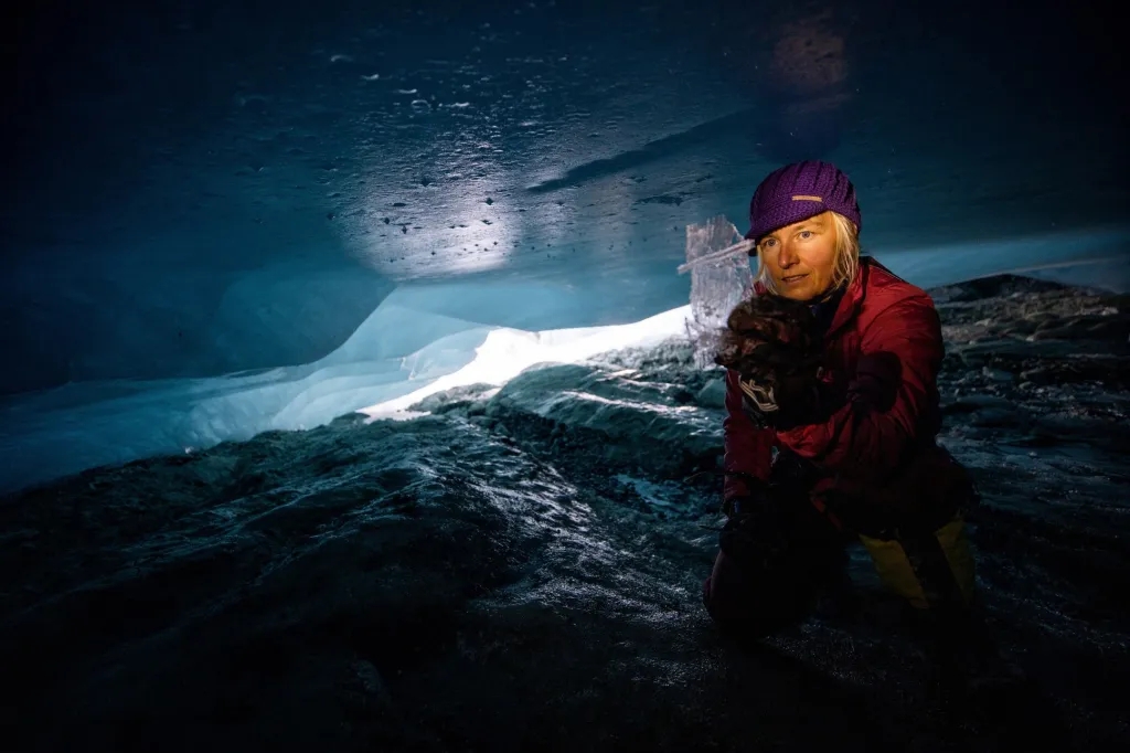 Rakouský ledovec Jamtalferner se náchází ve východní části Alp na hranicích se Švýcarskem. Jeho současná poloha je ve výšce mezi 3160 a 2430 metry nad mořem. Ledovec je pravidelně monitorován a vědci mají přehled o každém jeho pohybu