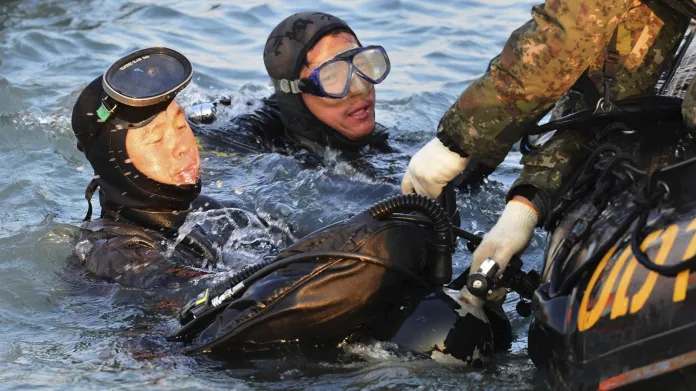 Potápěči hledají oběti nehody trajektu