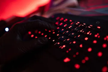 Loni se kvůli covidu více vyhrožovalo, uvádí výroční zpráva NCOZ. Rostl také počet trestných činů v kyberprostoru