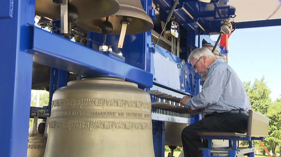 Carillonér při hře na zvonohru
