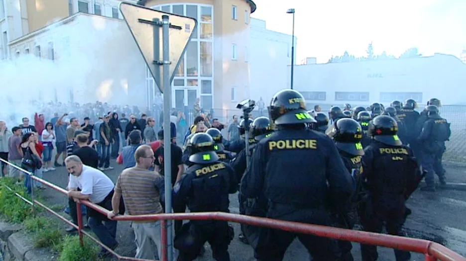 Střety demonstrantů s policií ve Varnsdorfu
