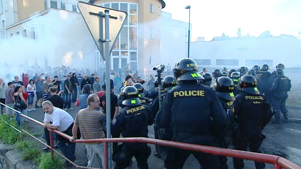 Střety demonstrantů s policií ve Varnsdorfu