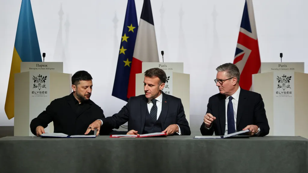 Ukrajinský prezident Volodymyr Zelenskyj, francouzský prezident Emmanuel Macron a britský premiér Keir Starmer