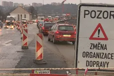Ranní cesta brněnským Husovickým tunelem se kvůli dalším omezením řidičům protáhla o desítky minut